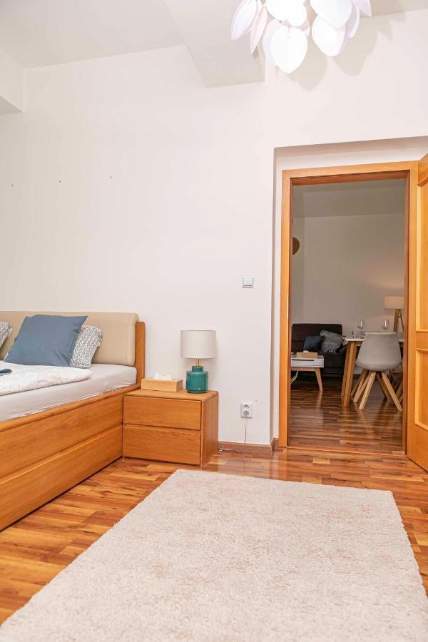 Castle View Apartment With Free Parking Братислава Экстерьер фото